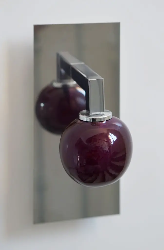 Applique bras miroir galet 05 Prune  Main Off.webp