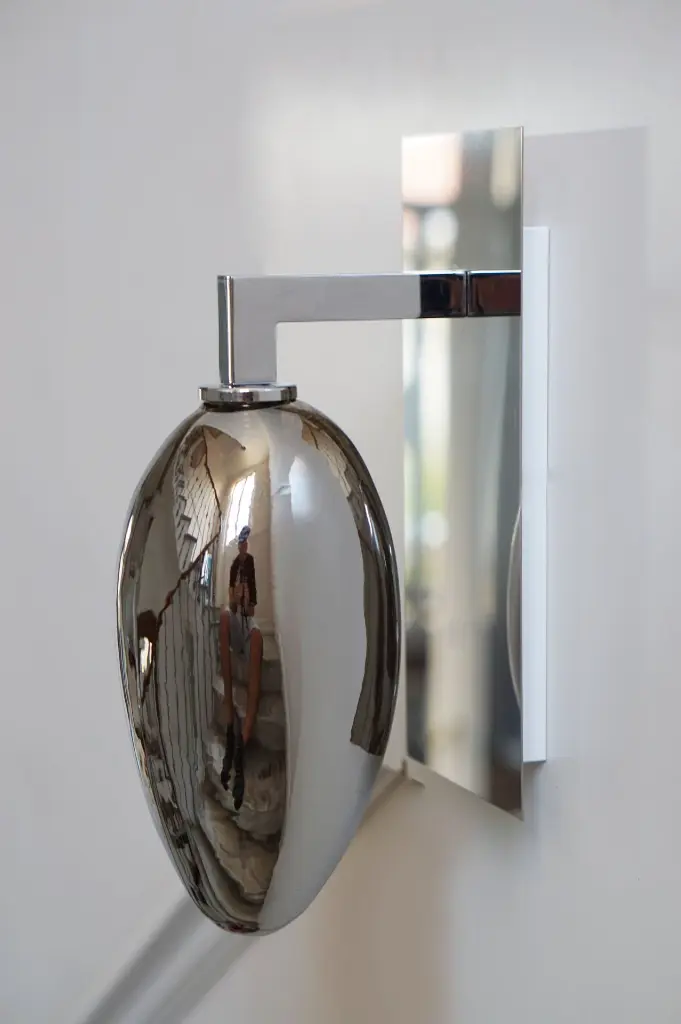 Applique bras miroir galet 01 Airain off.webp